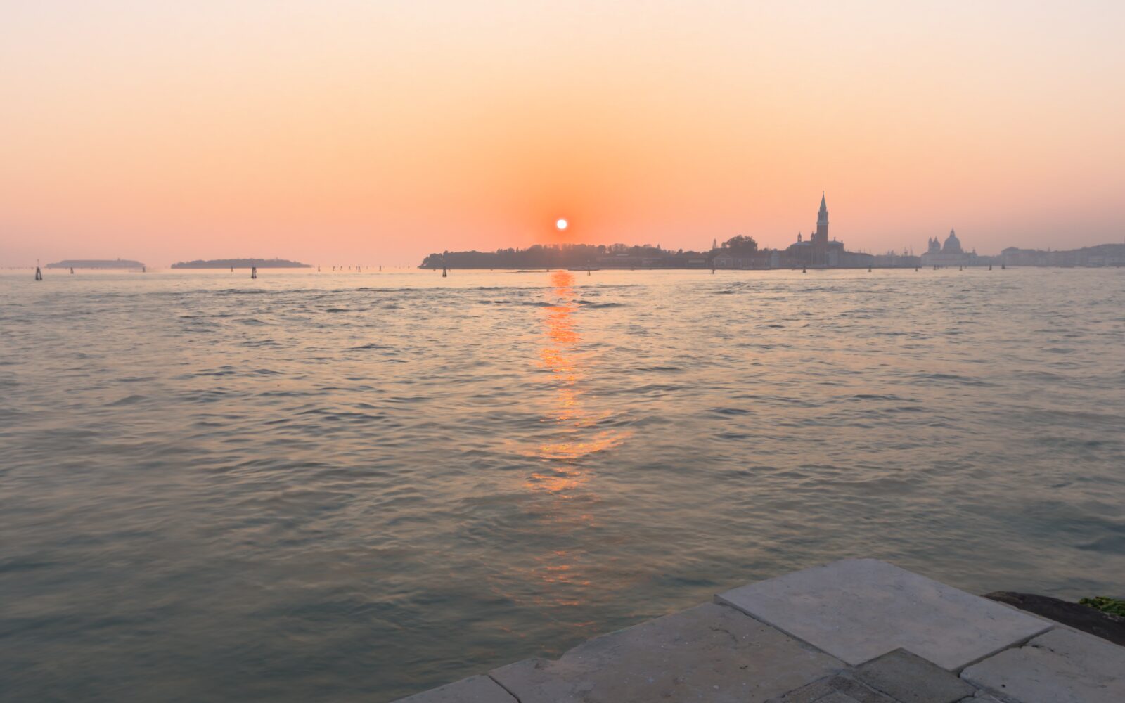 ヴェネツィアの潟に沈む夕日